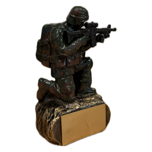 Militair beeldje 13cm.   Knielende soldaat